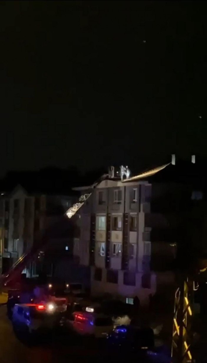 Ankara'da polisten kaçan hırsız, havalandırma boşluğuna sıkıştı