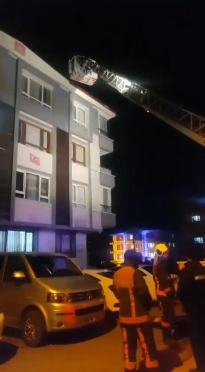 Ankara'da polisten kaçan hırsız, havalandırma boşluğuna sıkıştı