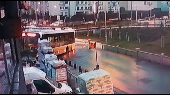 Ümraniye'de İETT otobüsü kazası kamerada -2
