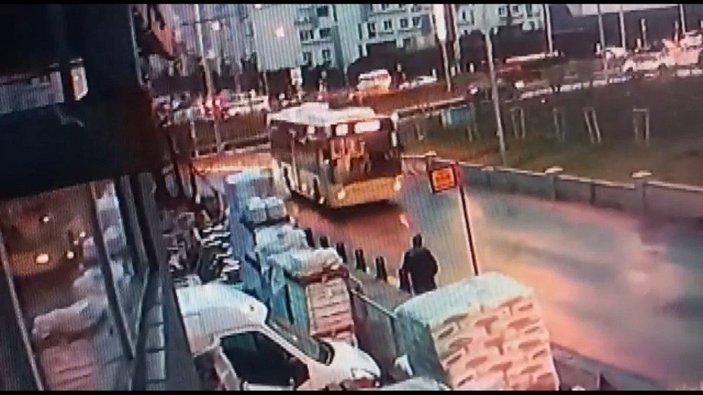 Ümraniye'de İETT otobüsü kazası kamerada -1