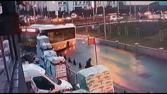 Ümraniye'de İETT otobüsü kazası kamerada -3