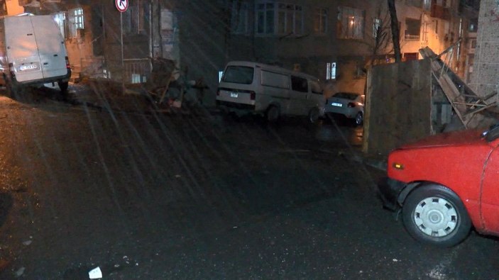Gaziosmanpaşa'da otomobilinin önünü kestiği eski sevgilisini silahla yaraladı -4