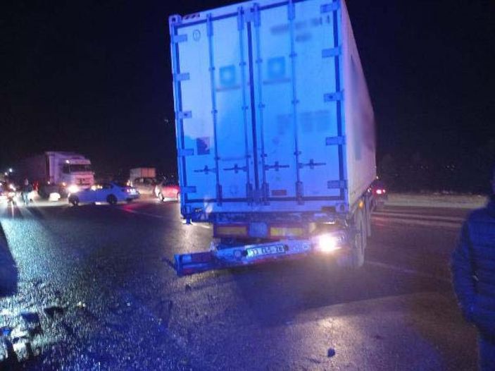 Otomobil, TIR'a arkadan çarptı: 1 ölü, 4 yaralı -6