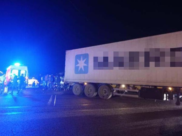 Otomobil, TIR'a arkadan çarptı: 1 ölü, 4 yaralı -5