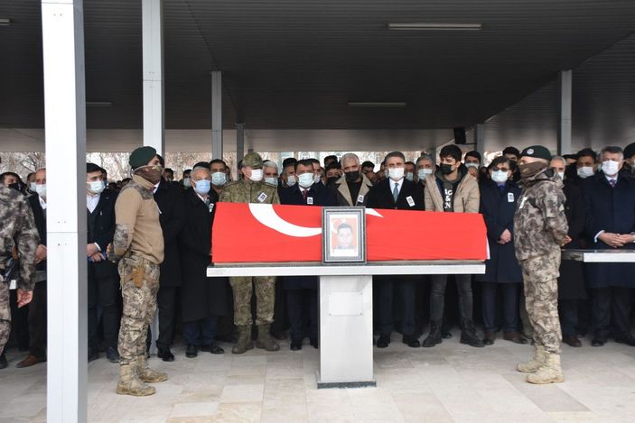 Silah kazasında hayatını kaybeden polis memuru toprağa verildi -3