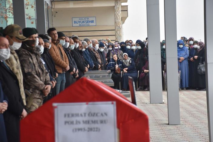 Silah kazasında hayatını kaybeden polis memuru toprağa verildi -5