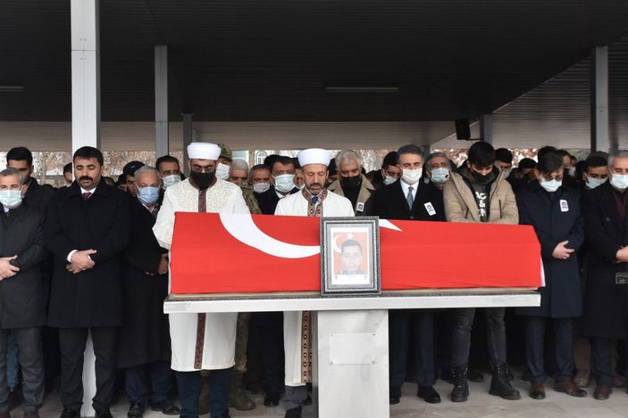 Silah kazasında hayatını kaybeden polis memuru toprağa verildi -6