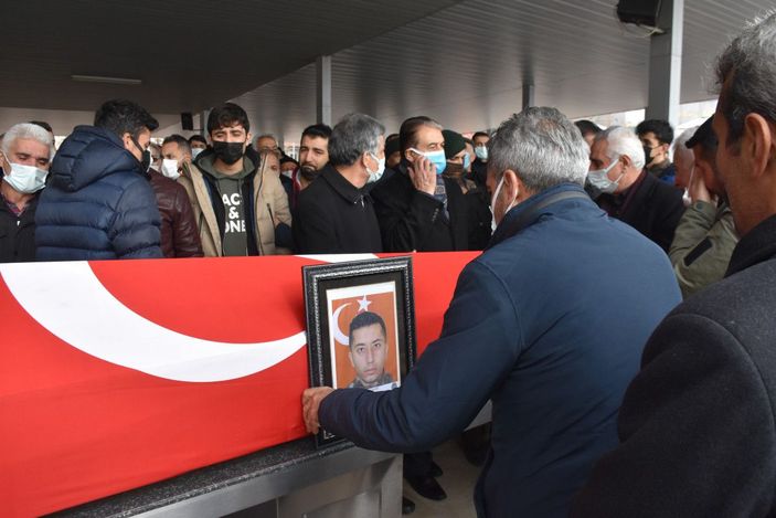 Silah kazasında hayatını kaybeden polis memuru toprağa verildi -7