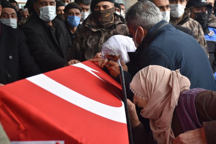 Silah kazasında hayatını kaybeden polis memuru toprağa verildi -9