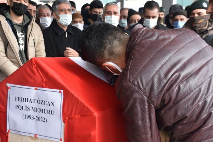 Silah kazasında hayatını kaybeden polis memuru toprağa verildi -8