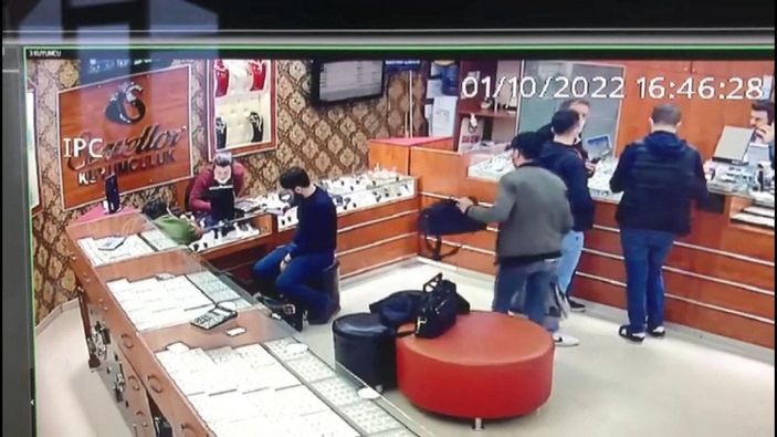 Sultangazi'de kuyumcudan içinde 500 bin liralık altın olan çantayı çaldı -3