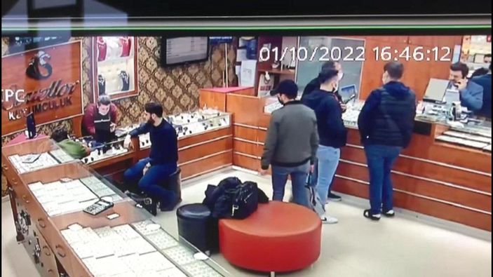 Sultangazi'de kuyumcudan içinde 500 bin liralık altın olan çantayı çaldı -2