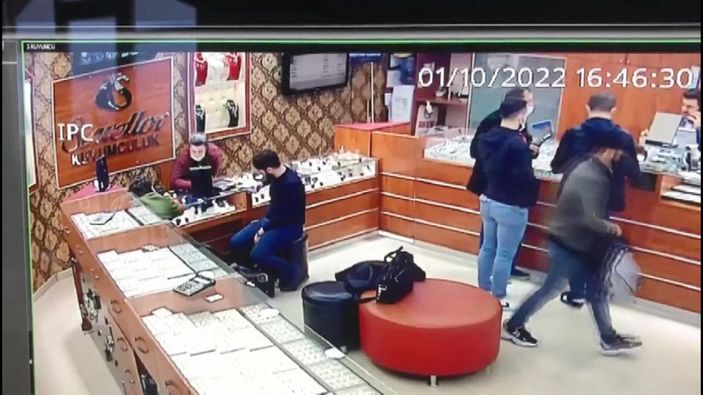 Sultangazi'de kuyumcudan içinde 500 bin liralık altın olan çantayı çaldı -4