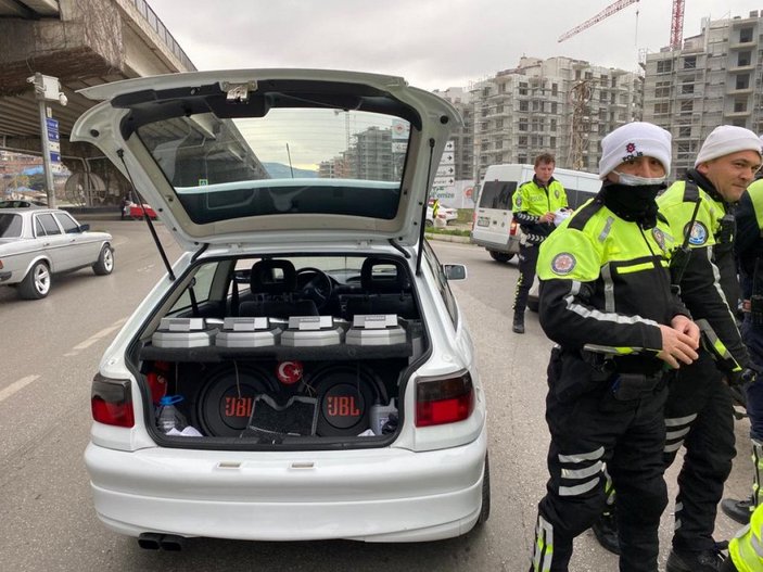 Trafik denetimini görünce cam filmlerini sökmeye çalıştılar -10