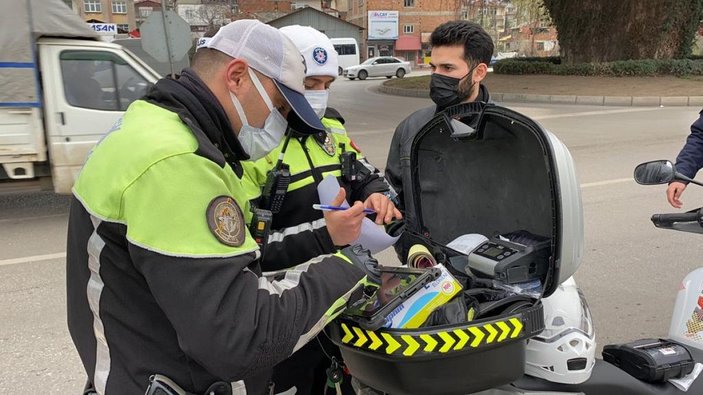 Trafik denetimini görünce cam filmlerini sökmeye çalıştılar -8