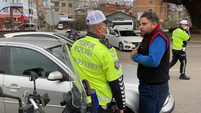 Trafik denetimini görünce cam filmlerini sökmeye çalıştılar -9