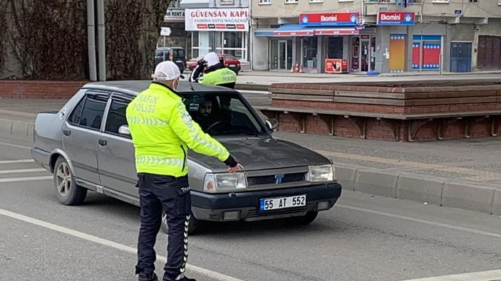 Trafik denetimini görünce cam filmlerini sökmeye çalıştılar -7