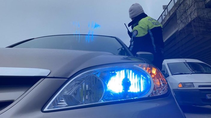 Trafik denetimini görünce cam filmlerini sökmeye çalıştılar -6