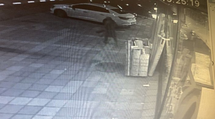 Ümraniye'de aynı mağazaya gelen kadın hırsız yarım saat arayla 3  halı çaldı -1