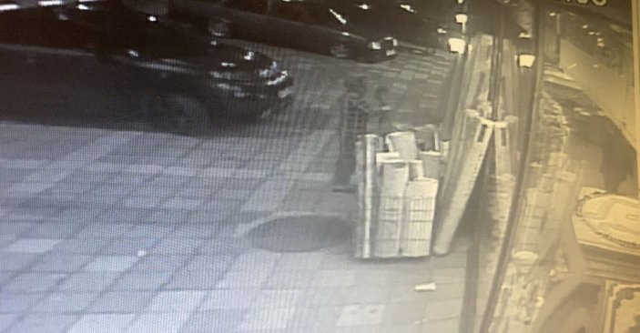 Ümraniye'de aynı mağazaya gelen kadın hırsız yarım saat arayla 3  halı çaldı -3