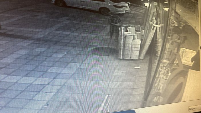 Ümraniye'de aynı mağazaya gelen kadın hırsız yarım saat arayla 3  halı çaldı -5