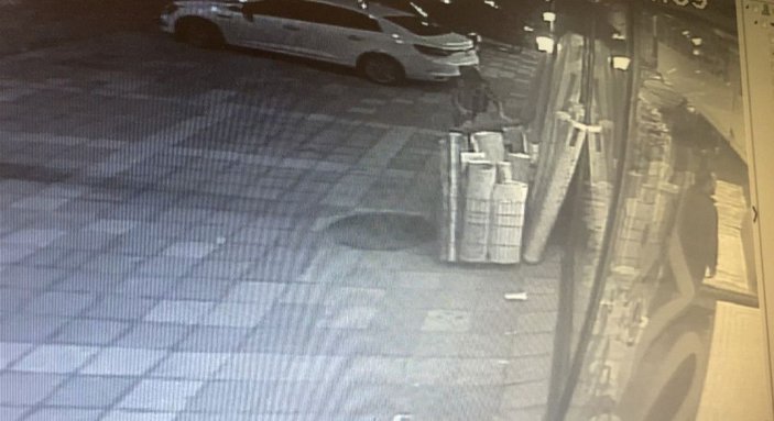 Ümraniye'de aynı mağazaya gelen kadın hırsız yarım saat arayla 3  halı çaldı -2