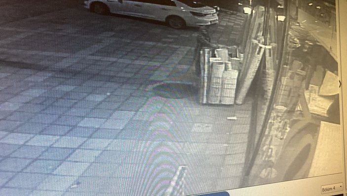 Ümraniye'de aynı mağazaya gelen kadın hırsız yarım saat arayla 3  halı çaldı -4