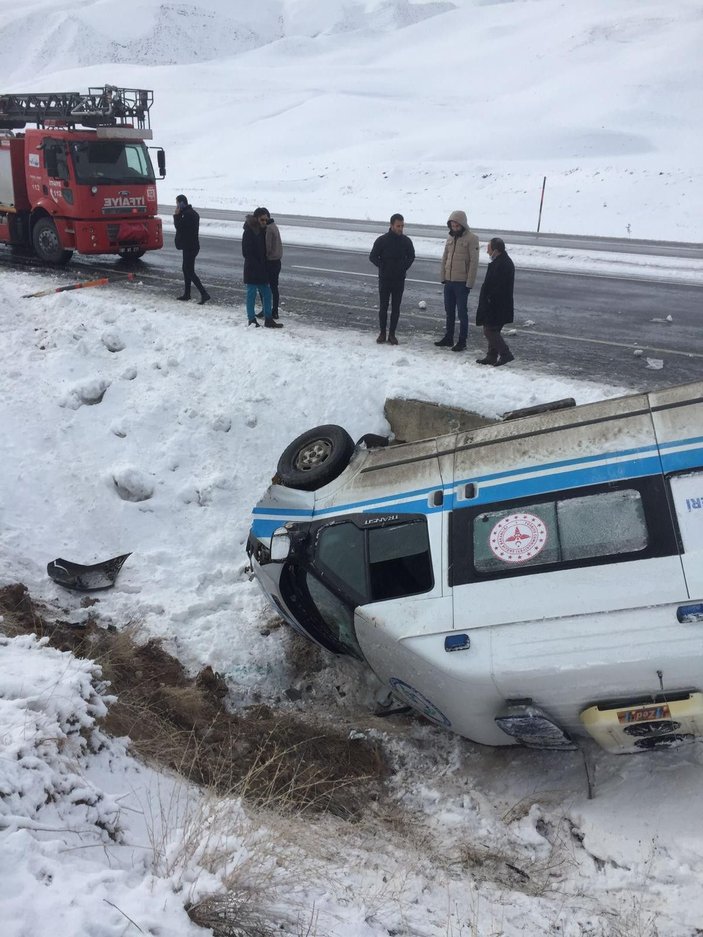 Van'da hasta taşınan ambulans yan yattı:  2'si sağlık görevlisi 5 yaralı -5