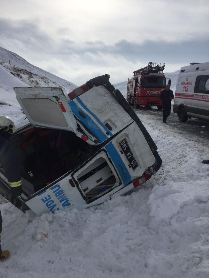 Van'da hasta taşınan ambulans yan yattı:  2'si sağlık görevlisi 5 yaralı -8