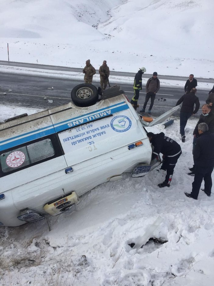 Van'da hasta taşınan ambulans yan yattı:  2'si sağlık görevlisi 5 yaralı -2