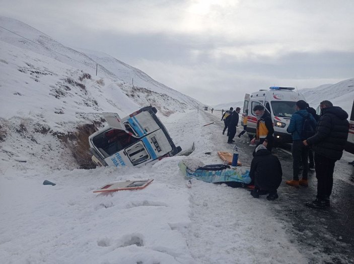 Van'da hasta taşınan ambulans yan yattı:  2'si sağlık görevlisi 5 yaralı -1