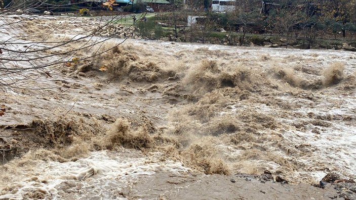 Alanya'da dereler taştı; sera ve tarım arazileri su altında kaldı -3