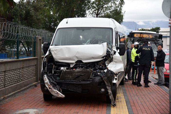 Antalya'da özel halk otobüsü, 9 araca çarptı; koruma polisi dahil 5 yaralı -3
