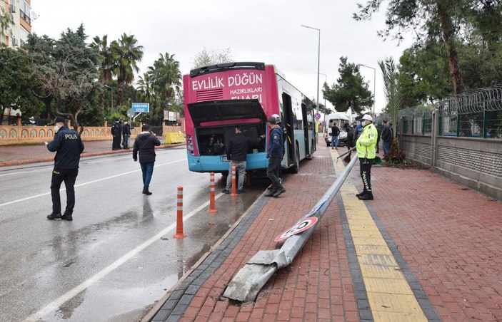 Antalya'da özel halk otobüsü, 9 araca çarptı; koruma polisi dahil 5 yaralı -5