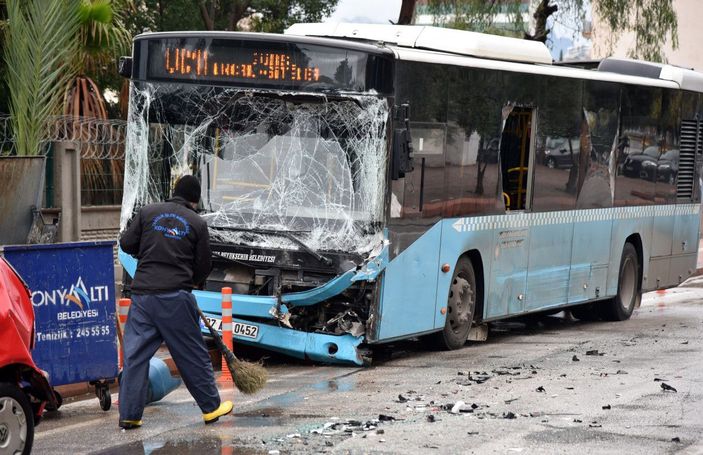 Antalya'da özel halk otobüsü, 9 araca çarptı; koruma polisi dahil 5 yaralı -4