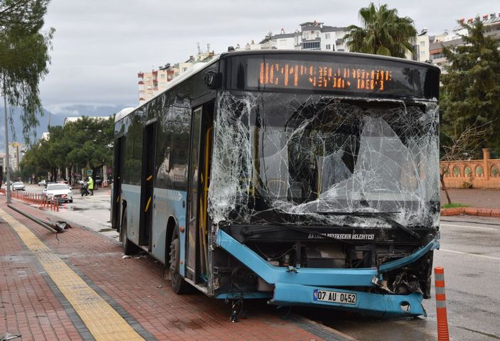 Antalya'da özel halk otobüsü, 9 araca çarptı; koruma polisi dahil 5 yaralı -1