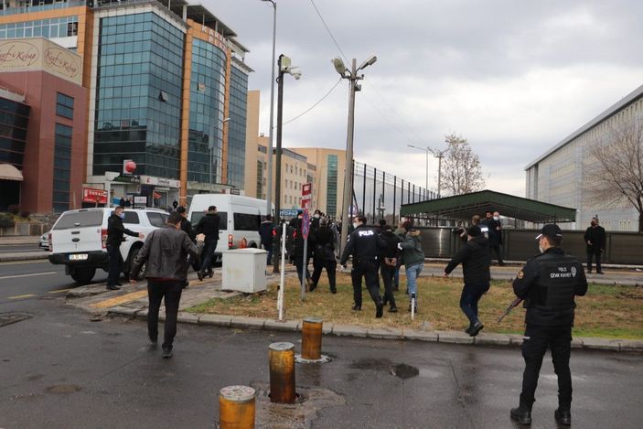Diyarbakır'da adliye önündeki silahlı kavgada 4 tutuklama -7