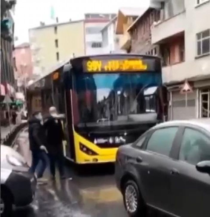 Eyüpsultan'da silah doğrulttuğu İETT otobüs şoförünü darbetti -1