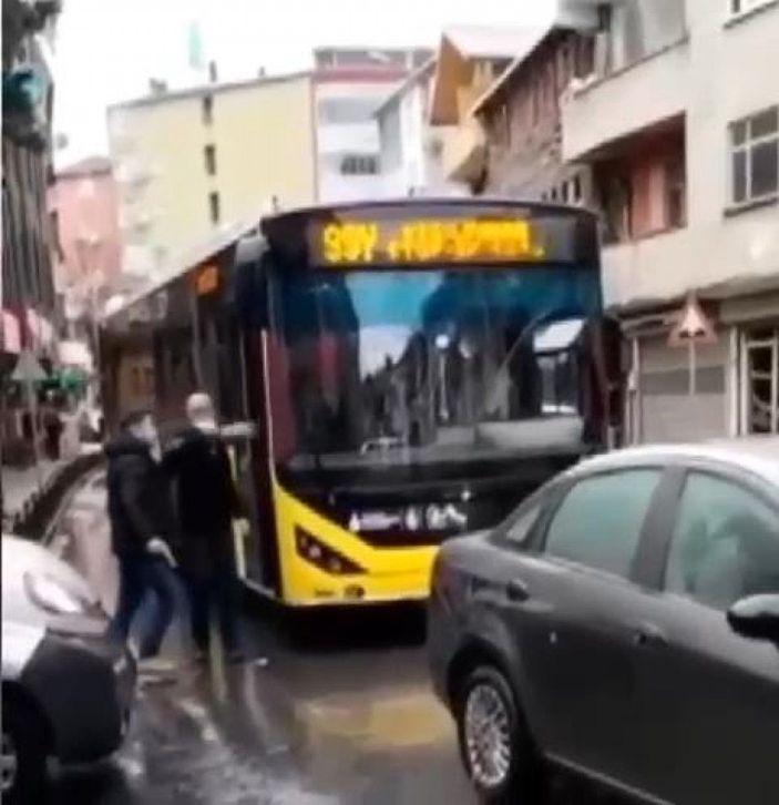 Eyüpsultan'da silah doğrulttuğu İETT otobüs şoförünü darbetti -5