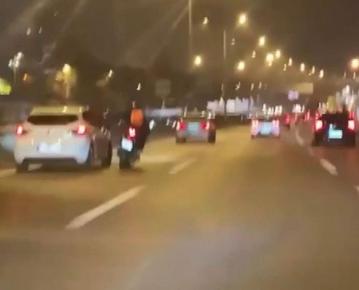 Kadıköy’de motosikleti tek elle kullanıp, makas atan sürücüye ceza -2