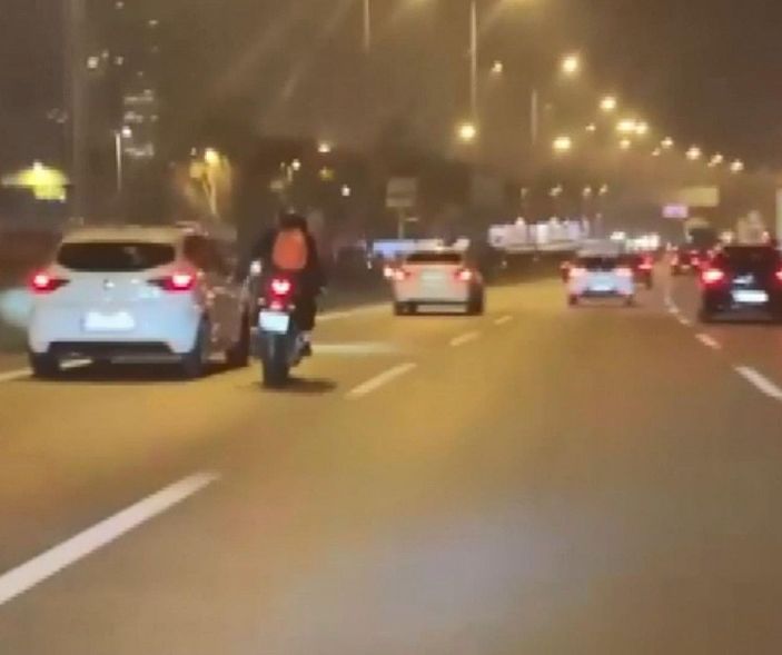 Kadıköy’de motosikleti tek elle kullanıp, makas atan sürücüye ceza -1