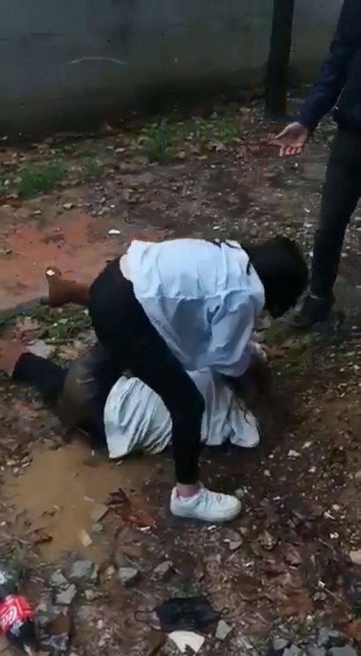 d Liseli kızların kavgası kamerada -4