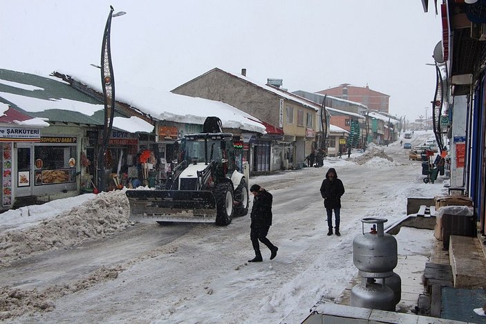 Karlıova'da kar, kamyonlarla ilçe dışına taşınıyor -9