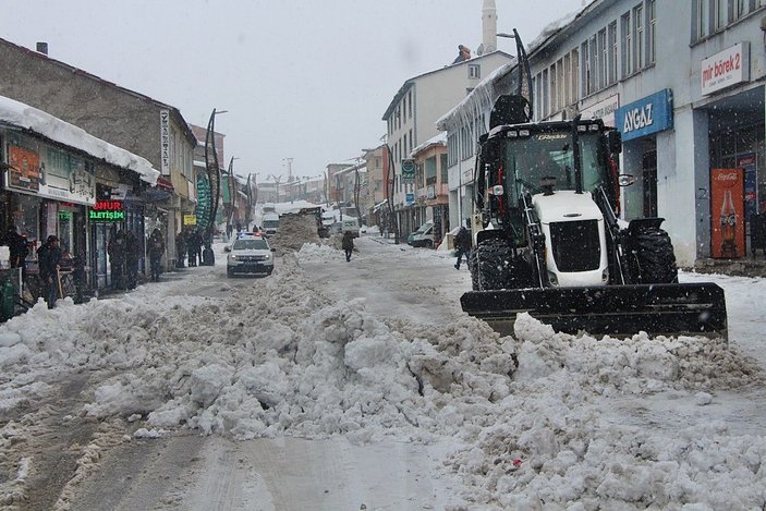 Karlıova'da kar, kamyonlarla ilçe dışına taşınıyor -1