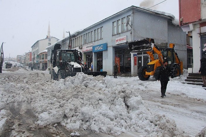 Karlıova'da kar, kamyonlarla ilçe dışına taşınıyor -4