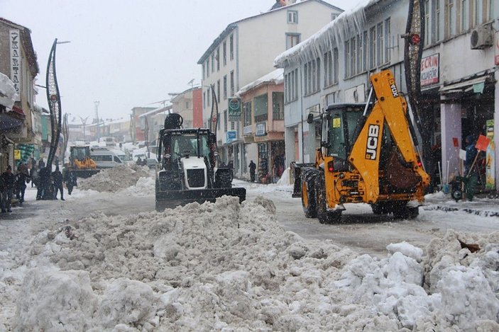 Karlıova'da kar, kamyonlarla ilçe dışına taşınıyor -6