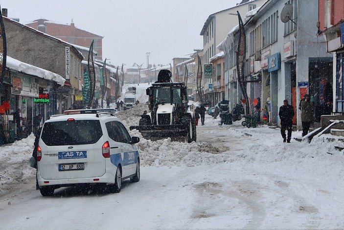 Karlıova'da kar, kamyonlarla ilçe dışına taşınıyor -5