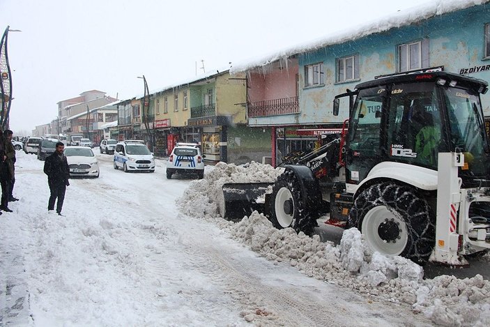 Karlıova'da kar, kamyonlarla ilçe dışına taşınıyor -8
