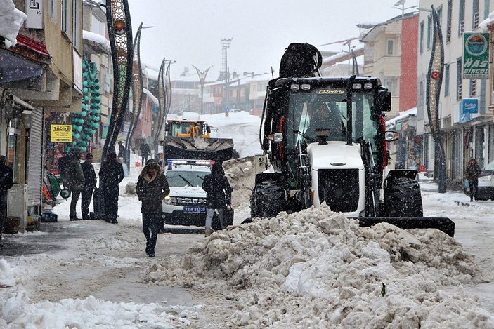 Karlıova'da kar, kamyonlarla ilçe dışına taşınıyor -2