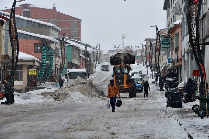 Karlıova'da kar, kamyonlarla ilçe dışına taşınıyor -10